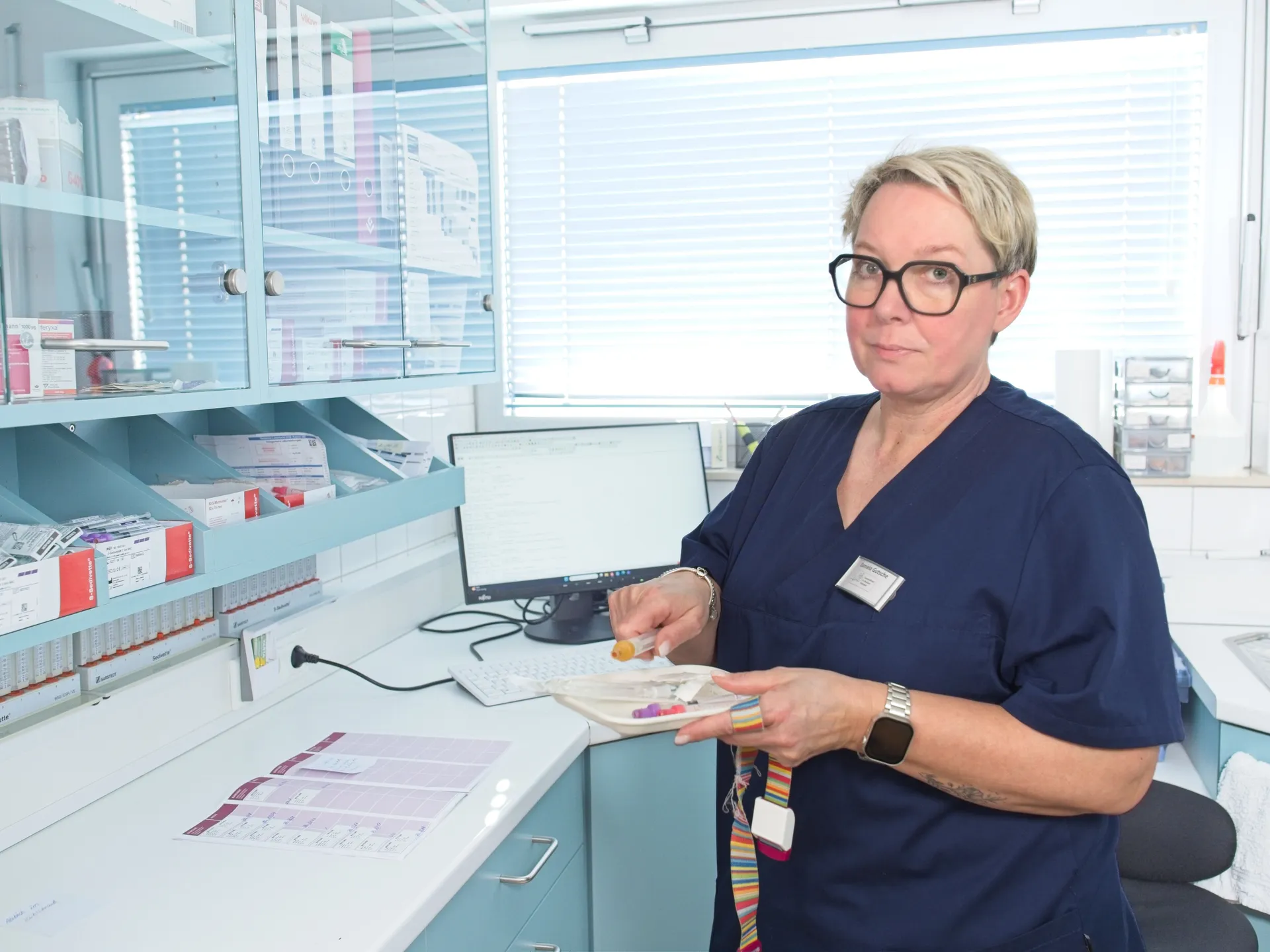 Eine Ärztin verabreicht einem Patienten mit einer Spritze eine Impfung.