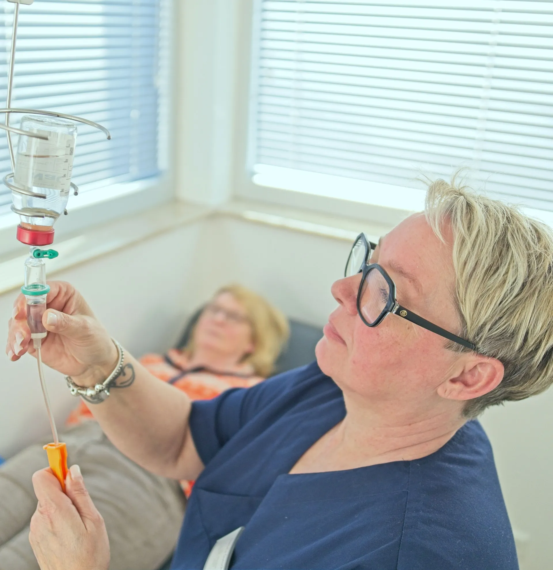 Medizinische Fachkraft führt während einer ärztlichen Untersuchung eine Patientenbehandlung durch.