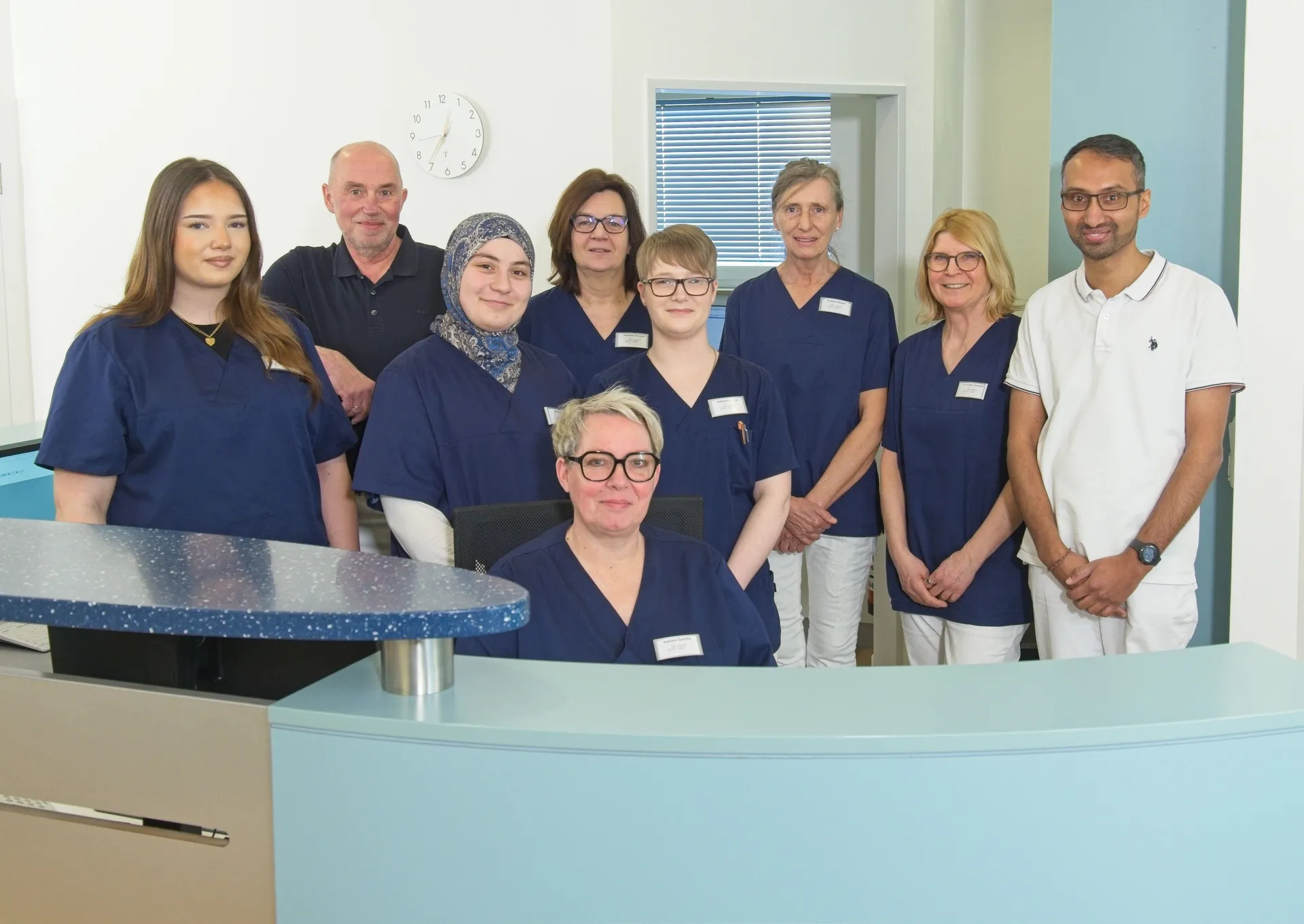 Ein vielfältiges Team aus professionellen Ärzten und medizinischen Spezialisten arbeitet in einem modernen Krankenhausumfeld zusammen.