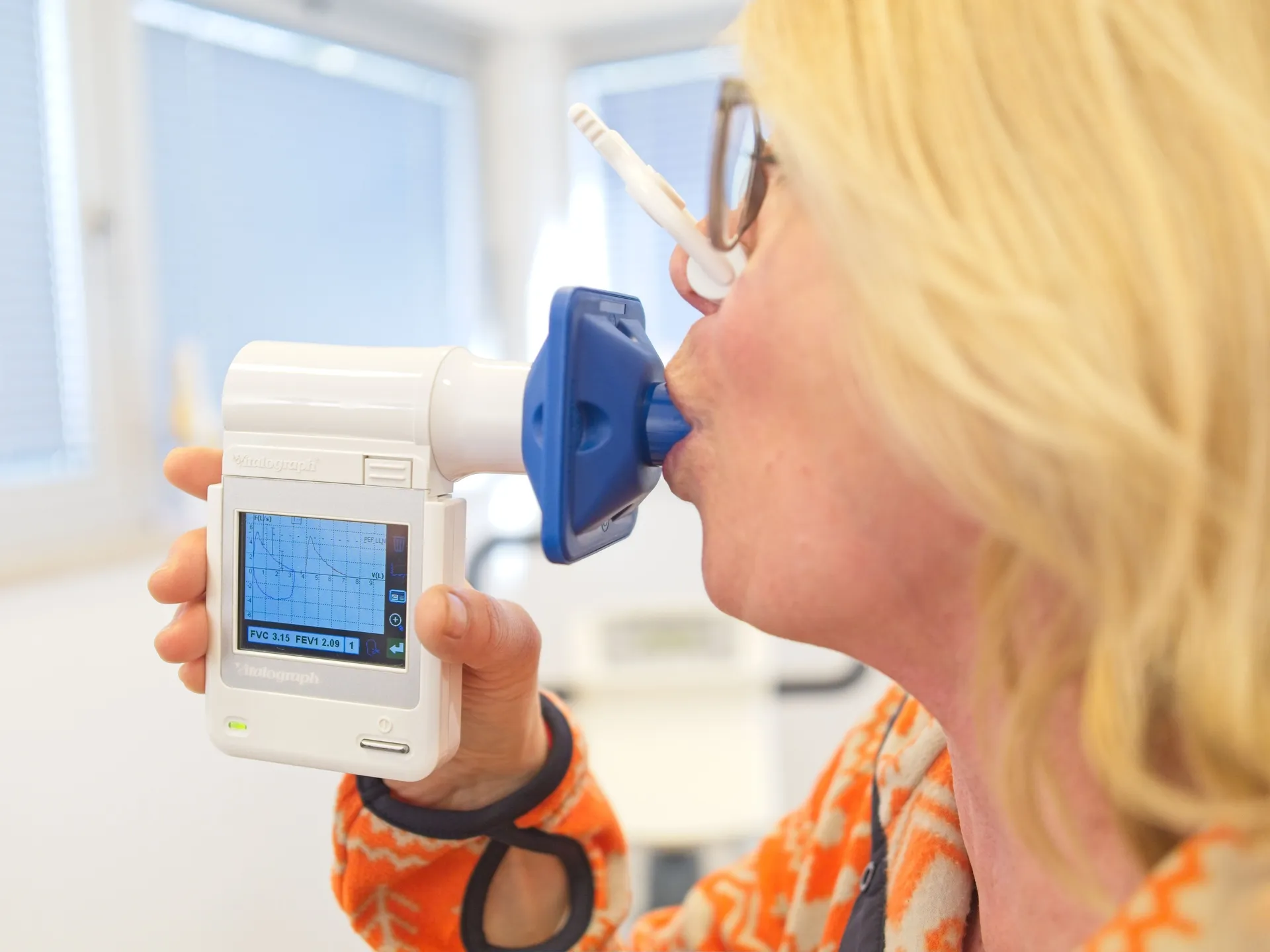 Der Patient atmet problemlos mithilfe eines Inhalators im Rahmen des Programms „Mehr Atem fürs Leben – Krankheitsmanagementprogramm (DMP)“ für Asthma bronchiale.